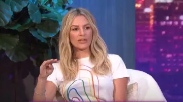 Le t-shirt graphique Row Rainbow Cotton porté par Morgan Stewart comme on le voit dans E! News Nightly Pop le 06 juillet 2022