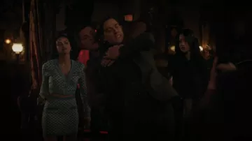 Cardigan en laine Versace porté par Veronica Lodge (Camila Mendes) vu à Riverdale (S06E18)