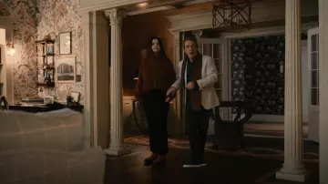 Anthropologie Bumper Chelsea Boots porté par Mabel Mora (Selena Gomez) comme vu dans la série télévisée Only Murders in the Building (Saison 2 Episode 1)