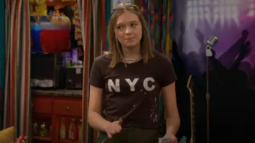 Chaser Paint Splatter NYC Tee porté par Presley (Jayden Bartels) comme vu dans Side Hustle (S01E01)