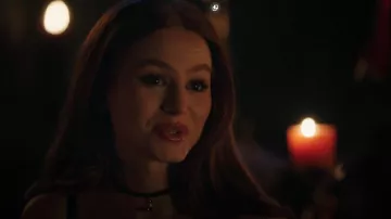 Kate Spade Cherry Mini Pendentif Collier porté par Cheryl Blossom (Madelaine Petsch) vu dans la série télévisée Riverdale (Saison 6 Episode 15)