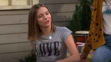 Collar Asos con cadena de hardware y candado usado por Presley (Jayden Bartels) como se ve en Side Hustle (S01E01)