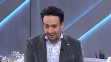 Chaqueta Blazer de terciopelo gris usada por Lin-Manuel Miranda como se ve en The Kelly Clarkson Show