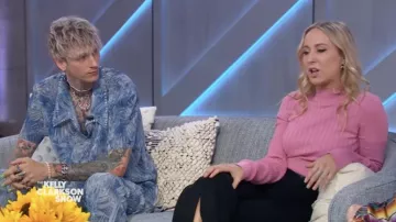 Top de suéter acanalado rosa usado por Nikki Glaser como se ve en The Kelly Clarkson Show