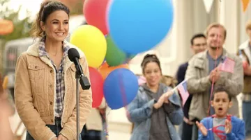 Chaqueta Roxy Corduroy Sherpa usada por Lana Lang Cushing (Emmanuelle Chriqui) como se ve en Superman & Lois (S02E15)