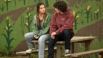 Maison Margiela Red Label Hoodie usada por Jordan Kent (Alexander Garfin) como se ve en los atuendos de la serie de televisión Superman & Lois (Temporada 2 Episodio 15)