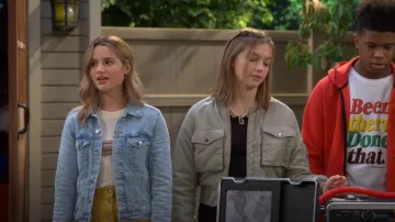 Chaqueta de mezclilla H&M en azul claro usada por Lex (Jules LeBlanc) como se ve en Side Hustle (S01E01)