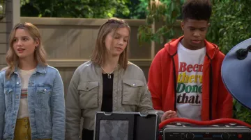 Chaqueta de bombardero de nylon H&M usada por Presley (Jayden Bartels) como se ve en Side Hustle (S01E01)