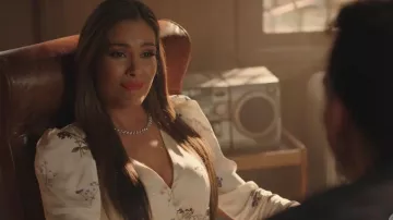 Autorretrato Vestido de cuello en V con estampado floral usado por Rita (Daniella Alonso) en Dinastía (S05E03)