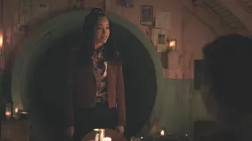 Chaqueta de ante En blanco de Nyc usada por Tabitha Tate (Erinn Westbrook) como se ve en Riverdale (S06E18)