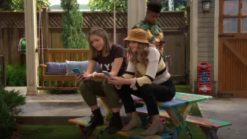 Dr Martens 1460 Smooth Boots usado por Presley (Jayden Bartels) como se ve en Side Hustle (S01E01)