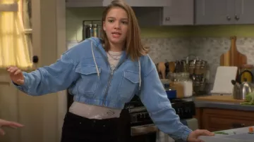 Urban Outfitters Yogi Fleece Sudadera con capucha recortada en verde usada por Presley (Jayden Bartels) como se ve en el programa de televisión Side Hustle (Temporada 1 Episodio 2)