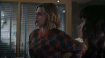 Pull floral Obey Rhythm porté par Betty Cooper (Lili Reinhart) vu dans Riverdale (S06E15)
