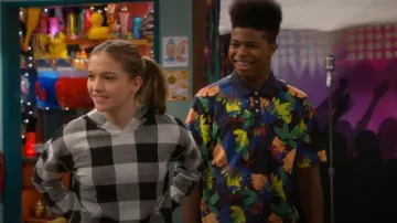 Original Penguin Use Floral Polo porté par Munchy (Isaiah Crews) comme on le voit dans Side Hustle (S01E04)