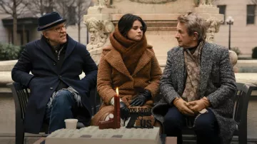 Stand Studio Kylie Teddy Coat porté par Mabel Mora (Selena Gomez) comme vu dans Only Murders in the Building (S02E03)