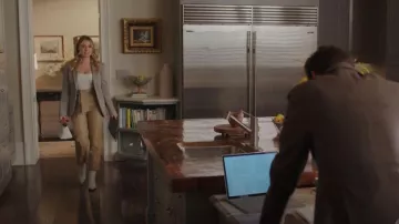 Jonathan Simkhai Tessa Vegan Leather Pant porté par Amanda Carrington (Eliza Bennett) comme vu dans Dynasty (S05E04)