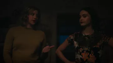 Camiseta de terciopelo Eckhaus Latta usada por Veronica Lodge (Camila Mendes) como se ve en Riverdale (S06E16)
