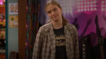 Mother Lil Goodie Goodie Tee usado por Presley (Jayden Bartels) como se ve en Side Hustle (S01E07)