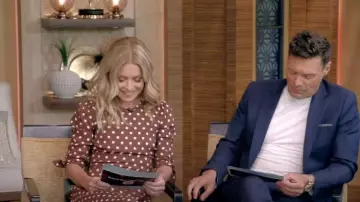 Reformation Port Dress porté par Kelly Ripa vu en LIVE avec Kelly et Ryan le 07 juillet 2022