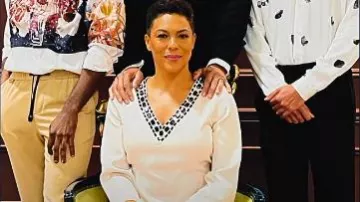 Trina Turk Robe à manches longues à col V embellie portée par Lorraine Swift (April Parker Jones) vue dans Tom Swift (S01E01)