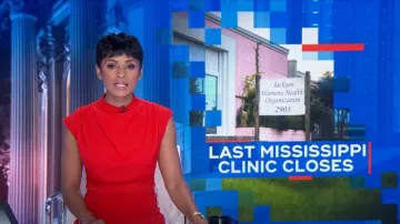 Express Draped Mock Neck Midi Dress usado por Jericka Duncan como se ve en CBS Evening News el 07 de julio de 2022