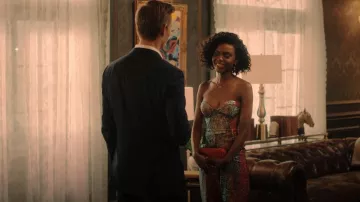 Corset Kai Collective Cherry Glaze porté par Zenzi Fullington (Ashleigh Murray) vu dans Tom Swift (S01E01)