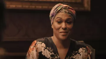 Gucci Net Sustain Twisted Printed Organic Silk Twill Headband porté par Lorraine Swift (April Parker Jones) vu dans Tom Swift (S01E01)