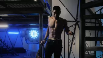 Versace Greca Band Boxers portés par Tom Swift (Tian Richards) comme on le voit dans Tom Swift (S01E01)