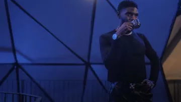 Flèches blanc cassé Diagonales Ceinture gaufrée portée par Tom Swift (Tian Richards) comme on le voit dans Tom Swift (S01E01)