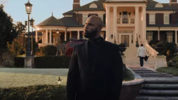 Prada Triangle Plaque High Neck Top porté par Isaac Vega (Marquise Vilsón) comme vu dans Tom Swift (S01E01)