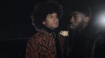 Pleasures Animal Print Camisa Chaqueta usada por Lino (Donovin Miller) como se ve en Tom Swift (S01E01)