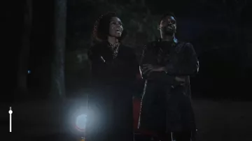 Junya Watanabe Black Textured Button Up Coat porté par Tom Swift (Tian Richards) vu dans Tom Swift (S01E01)