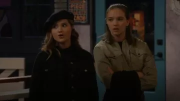 Chaqueta de bombardero de nylon H&M usada por Presley (Jayden Bartels) como se ve en Side Hustle (S01E10)