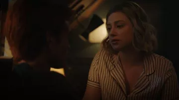 In Bloom de Jonquil Dreamer Stripe Pyjama court porté par Betty Cooper (Lili Reinhart) vu dans Riverdale (S06E15)