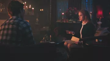 Alexander Wang Cropped Logo Cardigan porté par Cheryl Blossom (Madelaine Petsch) vu dans Riverdale (S06E16)