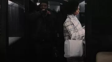 Telfar Medium Shopping Bag porté par Zenzi Fullington (Ashleigh Murray) vu dans Tom Swift (S01E01)