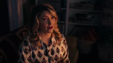 Tory Burch Tie Neck Blouse porté par Alice Cooper (Mädchen Amick) vu dans Riverdale (S06E14)