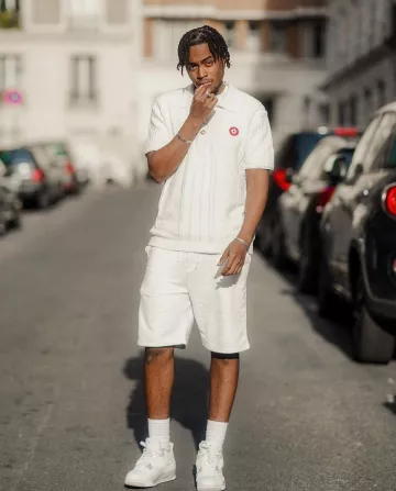 El polo Blanco Casablanca que usó Bné en su account@bne4keus de Instagram