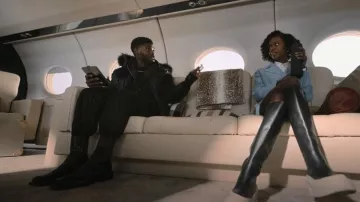 Buffalo Vegan Sveja Boots portées par Zenzi Fullington (Ashleigh Murray) comme on le voit dans Tom Swift (S01E02)