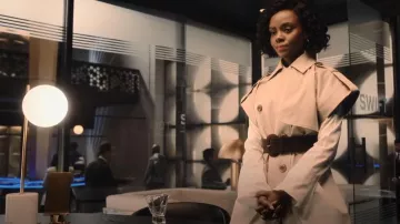 Veronica Beard Ensie Dickey Cotton Trench Vest porté par Zenzi Fullington (Ashleigh Murray) comme vu dans Tom Swift (S01E02)