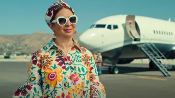 La DoubleJ Pinup Headband in Selva Bianco worn by Molly Novak (Maya Rudolph) as seen in Loot (S01E02)