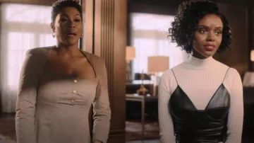 Halpern Boucle Tweed Mini Robe portée par Zenzi Fullington (Ashleigh Murray) comme on le voit dans Tom Swift (S01E02)