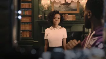 Area Crystal Dome Collar Fitted Tee porté par Zenzi Fullington (Ashleigh Murray) comme on le voit dans Tom Swift (S01E02)