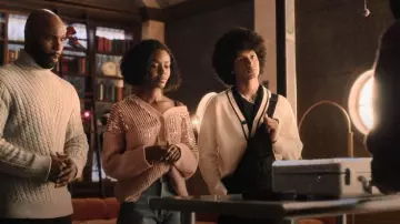 Zara Numbered Jacquard Cardigan usado por Lino (Donovin Miller) como se ve en Tom Swift (S01E03)