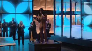 Pantalon LVIR Taille Haute Slim Leg porté par Claire Cormier (Brittany Ishibashi) vu dans Tom Swift (S01E03)