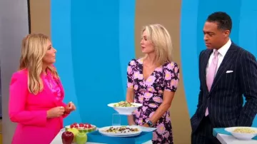 Alexander McQueen Chaqueta Blazer a medida de un solo pecho usada por Kellyann Petrucci como se ve en Good Morning America Weekend el 07 de julio de 2022