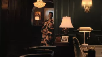 Desmond & Dempsey + Net Sustian Belted Printed Organic Cotton porté par Lorraine Swift (April Parker Jones) vu dans Tom Swift (S01E03)