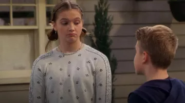 Monrow Slouchy Bandana Print Raglan Sweatshirt porté par Presley (Jayden Bartels) vu dans Side Hustle (S01E15)