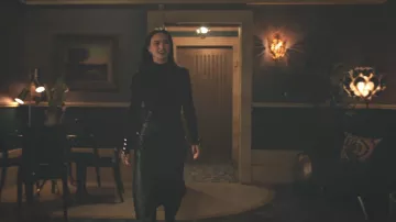 Falda de bota de cuero de marco usada por Veronica Lodge (Camila Mendes) como se ve en Riverdale (S06E14)