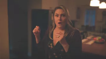 Robe imprimée Reformation portée par Alice Cooper (Mädchen Amick) vue dans Riverdale (S06E14)